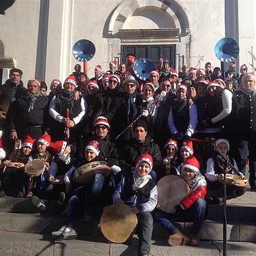 “’A band’ ‘re sciarmat’”, gruppo folk di Capodanno fa ironia su politica locale