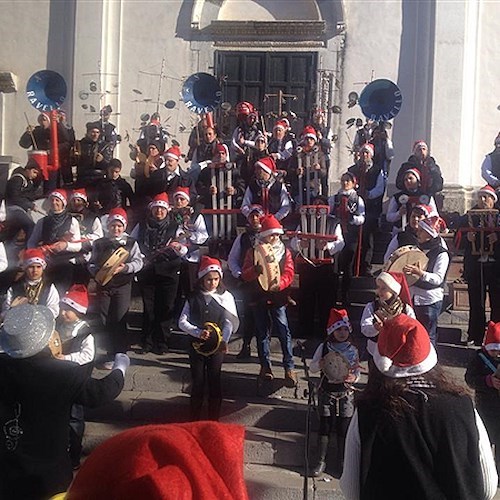 “’A band’ ‘re sciarmat’”, gruppo folk di Capodanno fa ironia su politica locale
