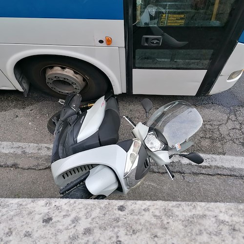 A bordo di uno scooter avrebbe tentato il sorpasso a destra di un bus, restando incastrato: lievemente ferito