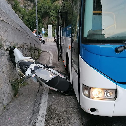 A bordo di uno scooter avrebbe tentato il sorpasso a destra di un bus, restando incastrato: lievemente ferito
