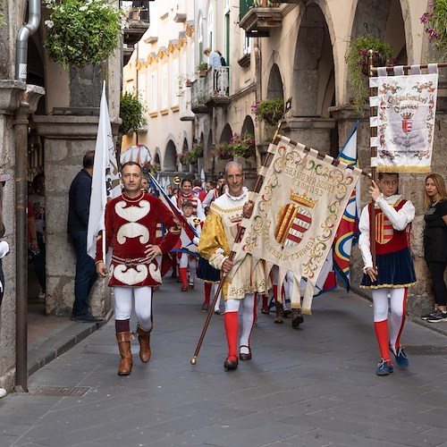 A Cava de’ Tirreni entrano nel vivo le celebrazioni per i 50 anni degli Sbandieratori Cavensi /GLI EVENTI