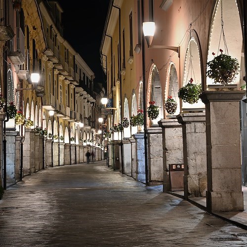A Cava de' Tirreni tornano gli aperitivi lungo i portici durante le festività natalizie: prevista navetta gratuita