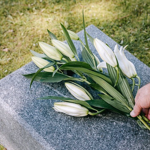 A Cetara dal 15 giugno divieto di portare fiori freschi al cimitero /L'ORDINANZA