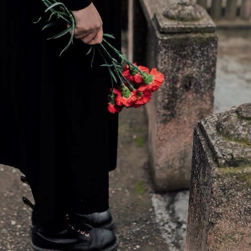 A Cetara dal 15 giugno divieto di portare fiori freschi al cimitero /L'ORDINANZA