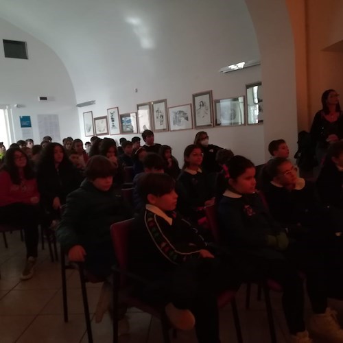 A Cetara lo spettacolo "Scarpette Rosse" per educare le nuove generazioni contro gli abusi di genere 