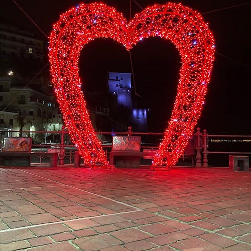 A Cetara un cuore luminoso e due hashtag per i baci di San Valentino