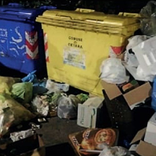 A Cetara un manifesto contro chi abbandona i rifiuti abusivamente, Sindaco: «Grazie alle telecamere eleveremo sanzioni»