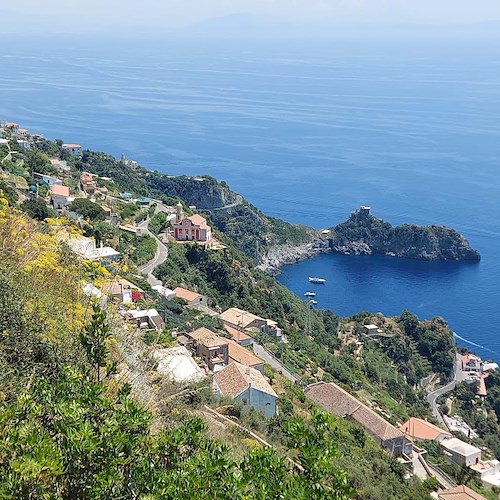 A Conca dei Marini, Amalfi e Furore Isa Danieli apre la Settimana Santa con il canto del "Miserere" 