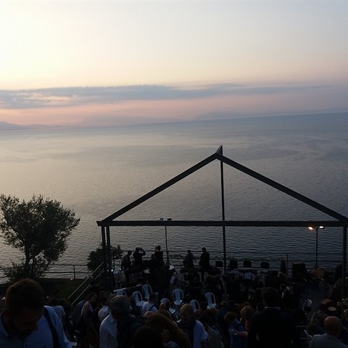 A Conca dei Marini l'emozione del Concerto all'Alba, 13 agosto l'ottava edizione al Teatro all’aperto