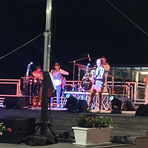 A Furore il restyling della Piazza di Via Mola inaugurato con il concerto degli "Allerija"