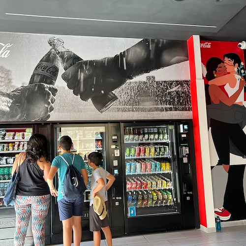 A Maiori apre il primo Coca-Cola Store: un distributore automatico h24 nel Corso Reginna /FOTO