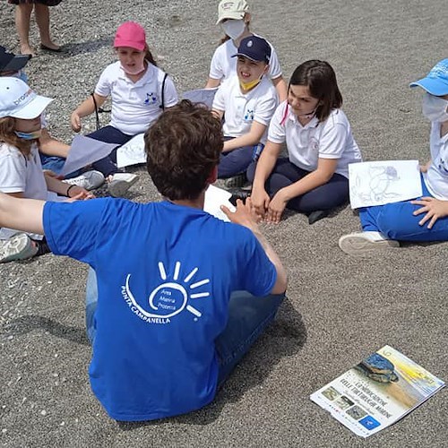 A Maiori bambini e titolari di stabilimenti imparano a riconoscere le tracce dei nidi di Caretta Caretta