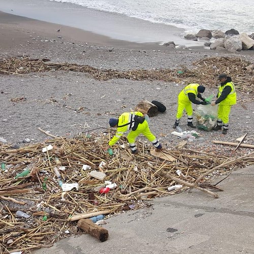 A Maiori e Minori arenili ripuliti da rifiuti dopo mareggiate [FOTO]