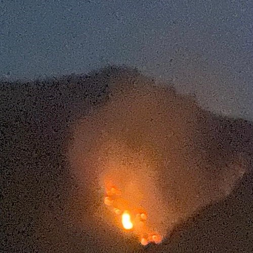 A Maiori, fiamme in località Scalese. Sul posto Vigili del Fuoco e Protezione Civile