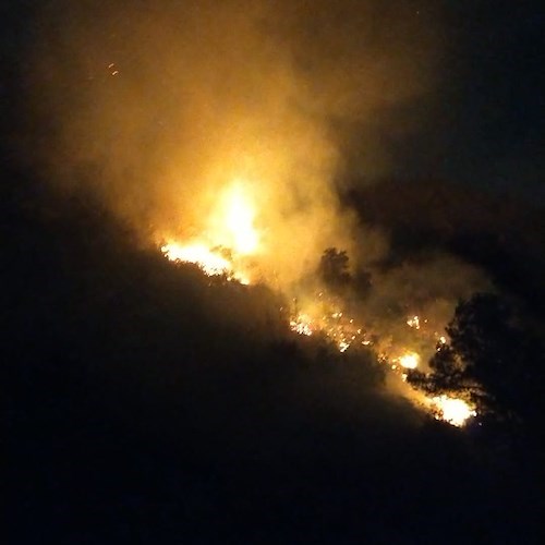 A Maiori, fiamme in località Scalese. Sul posto Vigili del Fuoco e Protezione Civile