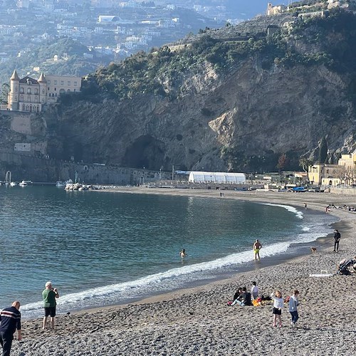 A Maiori in spiaggia per fare il bagno a Capodanno /foto /video