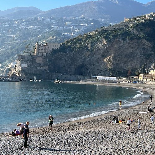 A Maiori in spiaggia per fare il bagno a Capodanno /foto /video