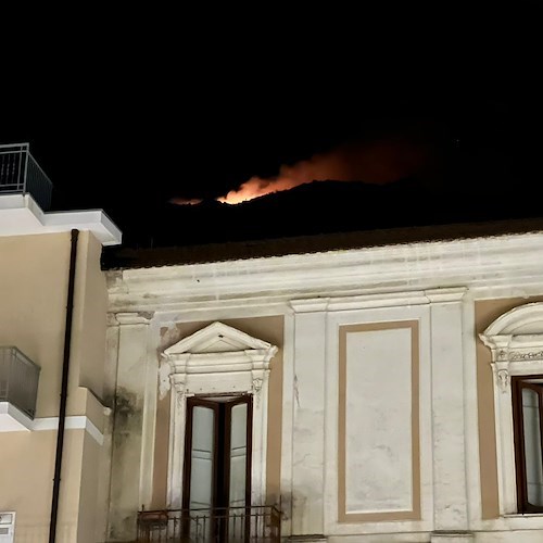 A Maiori, incendio in località San Vito. Preoccupazione per vento in peggioramento [FOTO]