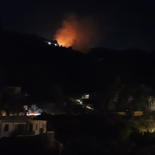 A Maiori, incendio in località San Vito. Preoccupazione per vento in peggioramento [FOTO]