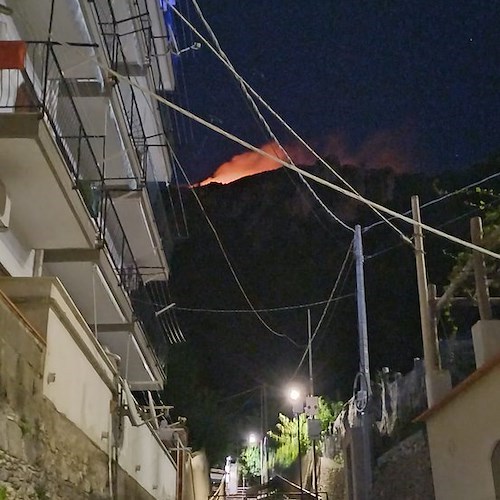 A Maiori, incendio in località San Vito. Preoccupazione per vento in peggioramento [FOTO]