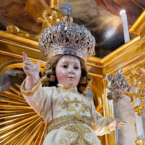 A Maiori la tradizionale levata del Bambino nella chiesa di San Pietro