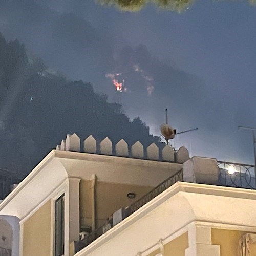 A Maiori non è bastato l'intervento dei mezzi aerei a placare l'incendio, le fiamme brillano nella notte e il fumo avvolge la città