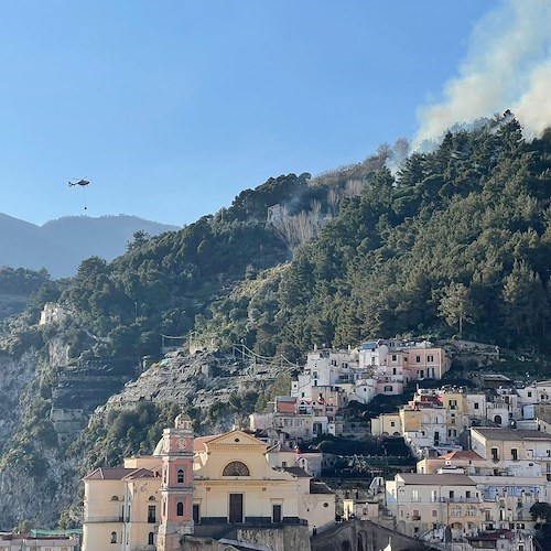 A Maiori non è bastato l'intervento dei mezzi aerei a placare l'incendio, le fiamme brillano nella notte e il fumo avvolge la città
