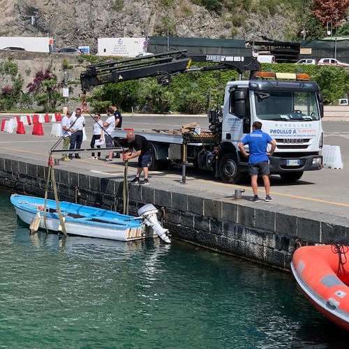 A Maiori rimosse imbarcazioni ormeggiate abusivamente al Porto, Ruggiero: «Non tutti consultano i bandi online»