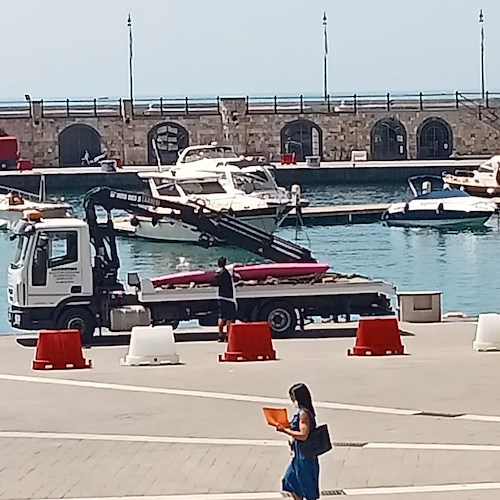 A Maiori rimosse imbarcazioni ormeggiate abusivamente al Porto, Ruggiero: «Non tutti consultano i bandi online»