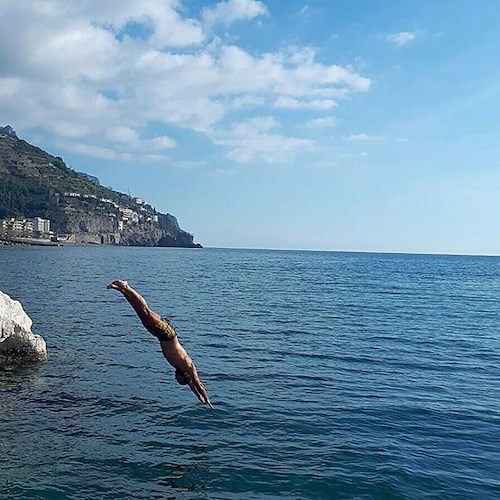 A Maiori si ripete il tradizionale tuffo in mare nel giorno di Natale [FOTO]