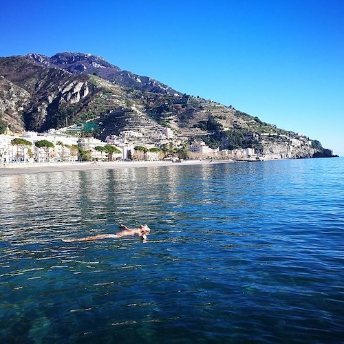 A Maiori si ripete il tradizionale tuffo in mare nel giorno di Natale [FOTO]
