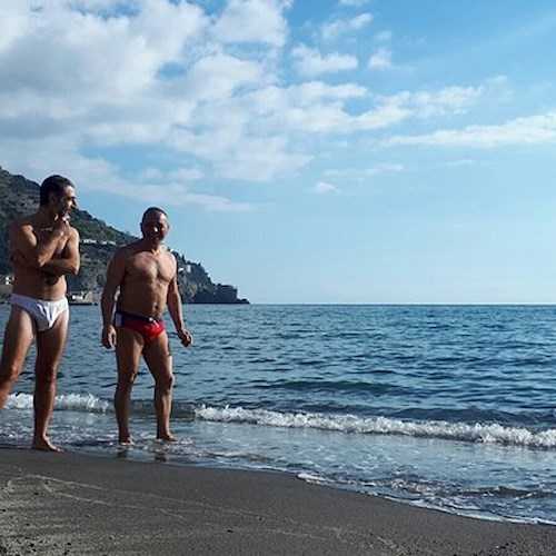 A Maiori si ripete il tradizionale tuffo in mare nel giorno di Natale [FOTO]