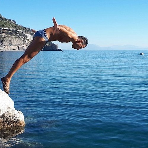 A Maiori si ripete il tradizionale tuffo in mare nel giorno di Natale [FOTO]