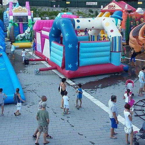 A Maiori un mega parco giochi gonfiabile / FOTO