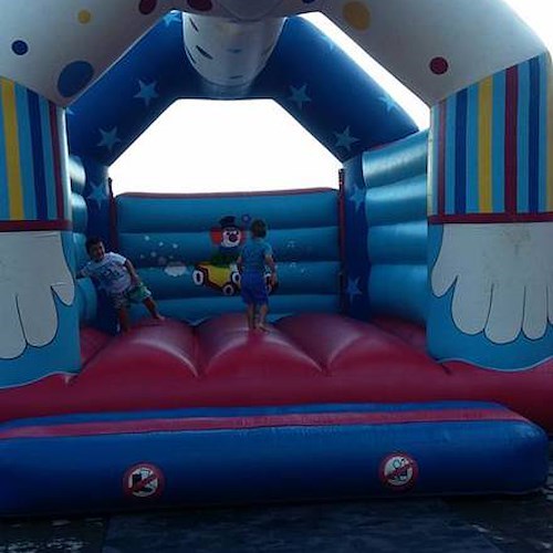 A Maiori un mega parco giochi gonfiabile / FOTO