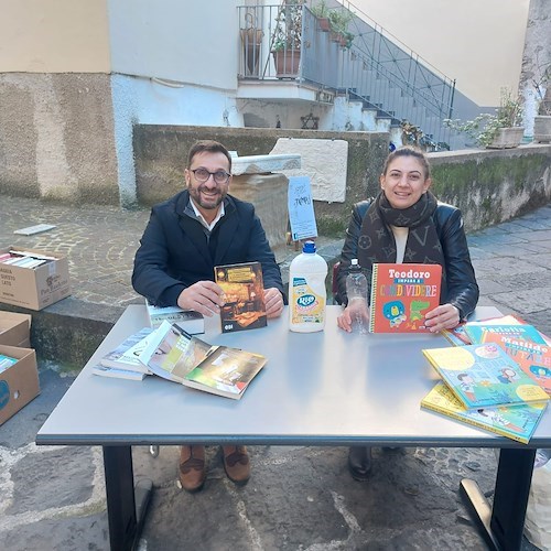 A Minori la Befana ha regalato libri in cambio di bottiglie di plastica