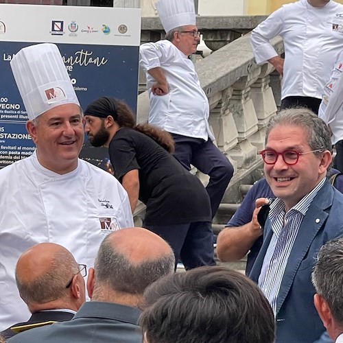 A Minori "La Notte del Panettone in riva al mare" chiama a raccolta 27 maestri lievitisti e conquista i turisti della Costiera Amalfitana