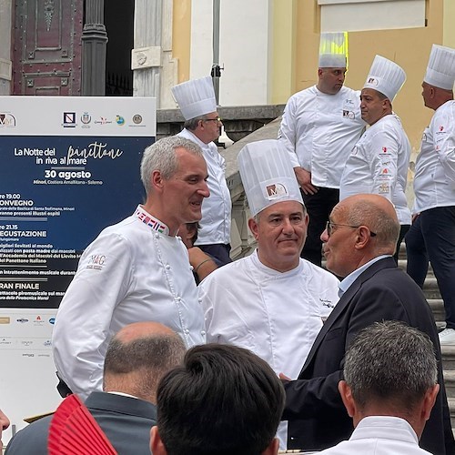 A Minori "La Notte del Panettone in riva al mare" chiama a raccolta 27 maestri lievitisti e conquista i turisti della Costiera Amalfitana