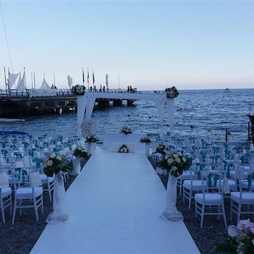 A Minori un matrimonio sulla spiaggia. Primo 'sì' è di sposi milanesi /FOTO