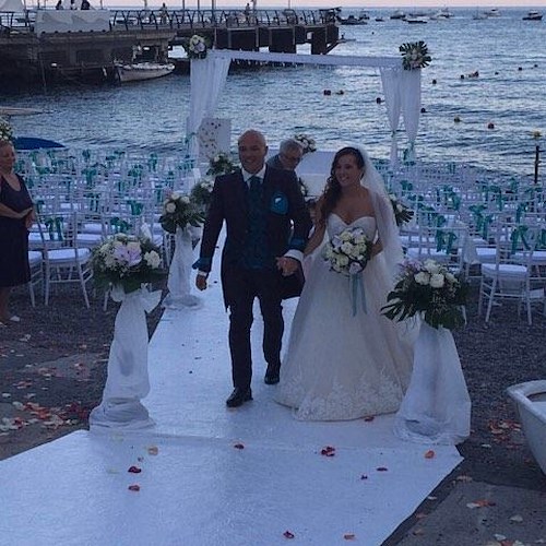A Minori un matrimonio sulla spiaggia. Primo 'sì' è di sposi milanesi /FOTO