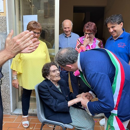 A Minori un secolo ricco di amore e saggezza: la signora Anna Camera festeggia i suoi 100 anni!