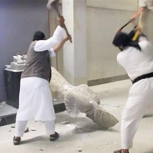 A Mosul lo scempio dell’Isis. Accecati da un'assurda rabbia distruggono a mani nude le opere d’arte