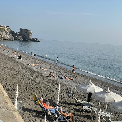A ottobre spiagge pullulanti di bagnanti in Costa d'Amalfi, il Collettivo UANM intervista l'attivista per il clima Angelo Aiello
