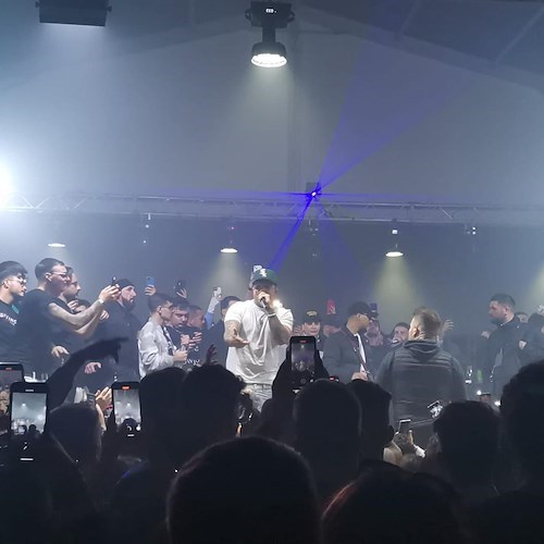 A pochi giorni dal concerto a Maiori Geolier pubblica il suo nuovo album, “Il Coraggio dei Bambini”
