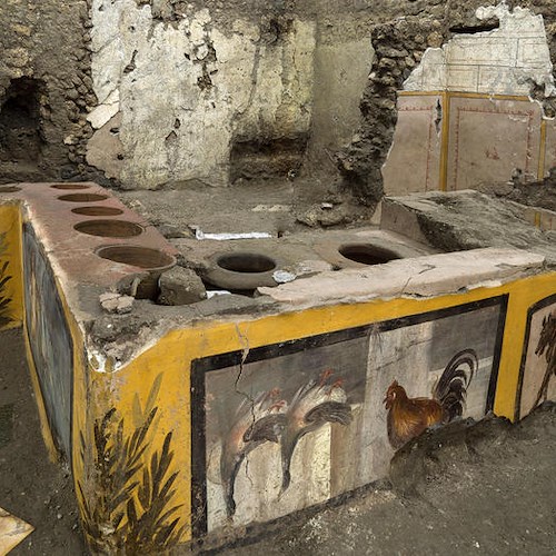 A Pompei riportata alla luce l'antica tavola calda della Regio V [FOTO]