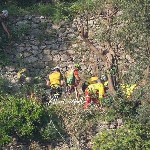 A Positano turista precipita da sentiero: elicottero lo trasporta in ospedale in gravi condizioni /FOTO e VIDEO