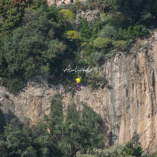 A Positano turista precipita da sentiero: elicottero lo trasporta in ospedale in gravi condizioni /FOTO e VIDEO