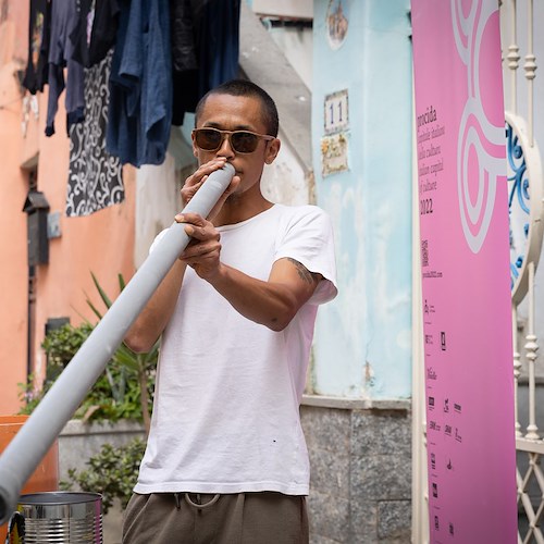 A Procida si creano strumenti musicali dai rifiuti con Kan, musicista delle Mauritius: “Salviamo insieme il pianeta”