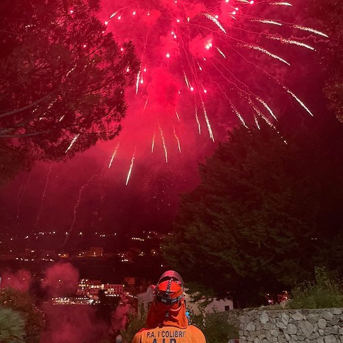 A Ravello incendio durante fuochi per San Pantaleone: non è la prima volta che accade