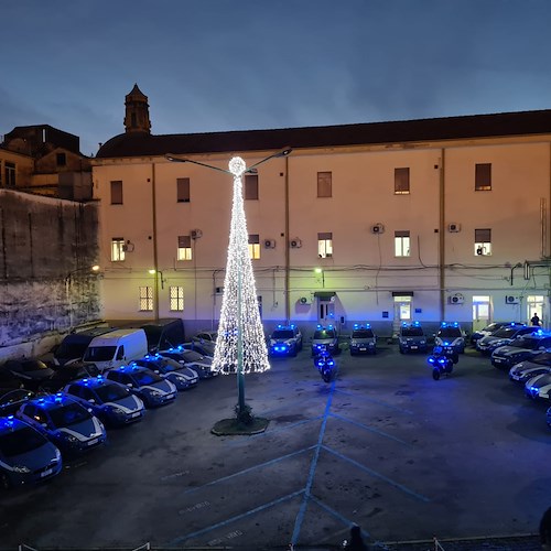 A Salerno l'accensione dell’albero di Natale in Questura. Gli auguri del Questore e dei poliziotti